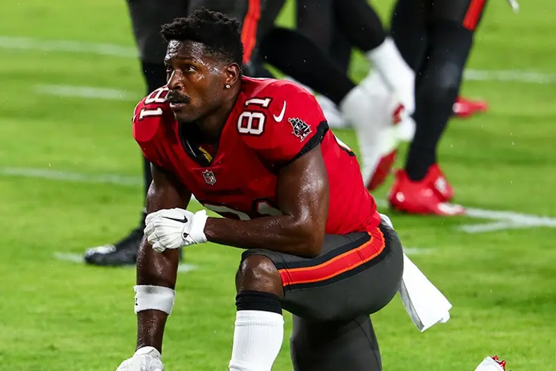 Antonio Brown en un partido de los Buccaneers - Twitter @AroundTheNFL