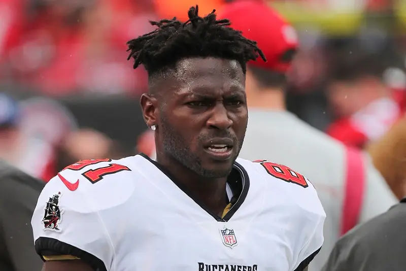 Antonio Brown en un partido de los Buccaneers - Twitter @AroundTheNFL