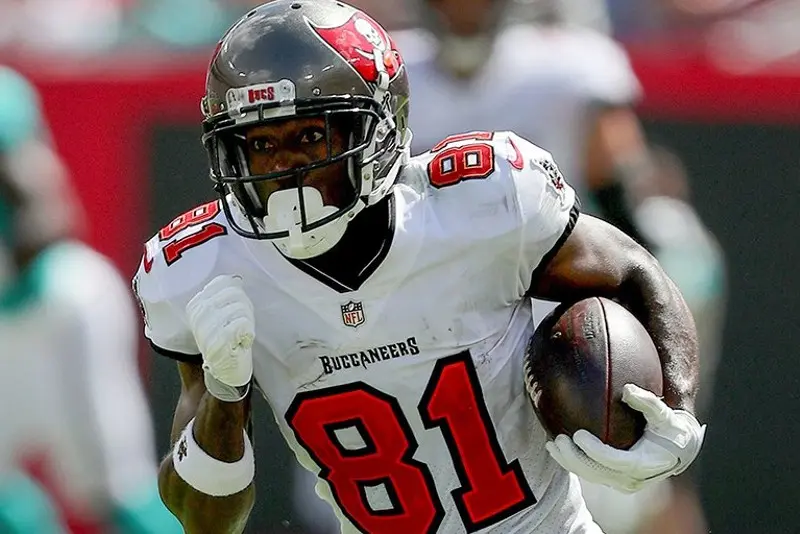 Antonio Brown en un partido de los Buccaneers - Twitter @AroundTheNFL