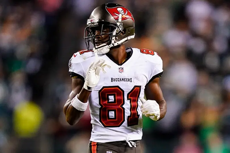 Antonio Brown en un partido de los Buccaneers - Twitter @AroundTheNFL