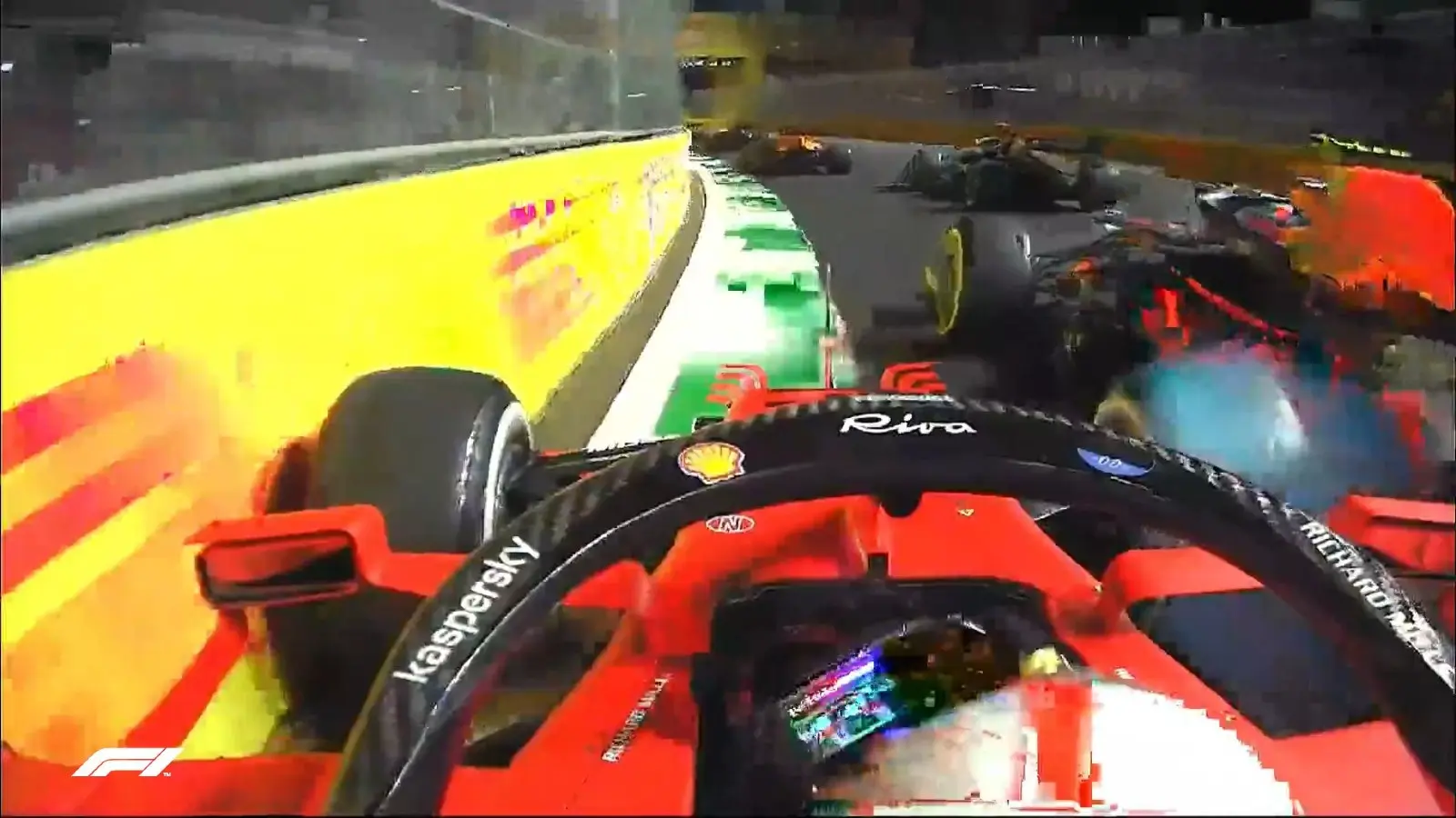 Charles Leclerc golpeó a Checo Pérez en el GP de Arabia Saudita - Twitter @F1