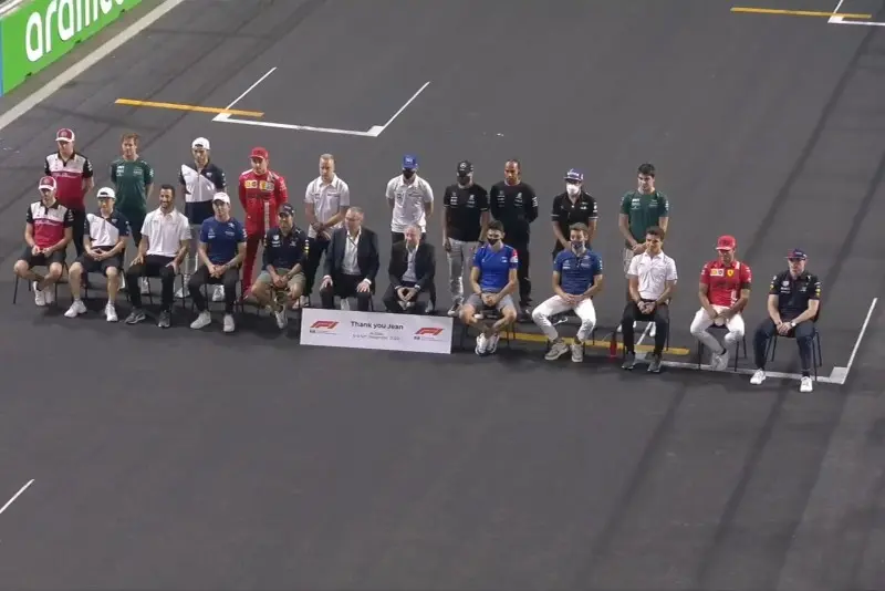 Jean Todt, presidente de la FIA, se tomó la foto con los 20 pilotos de la F1 - Twitter @F1