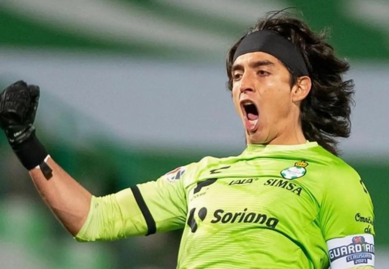 El portero Carlos Acevedo sigue firme en Santis. (Instagram @carlos_al1)