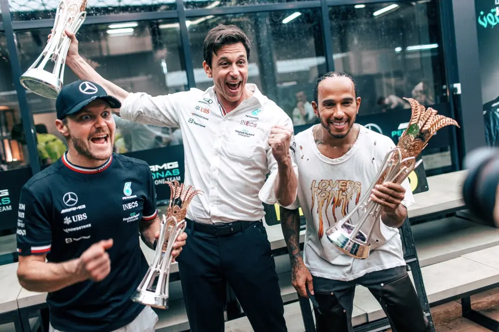 Toto Wolff celebra el triunfo de Hamilton. (Twitter @MercedesAMGF1)
