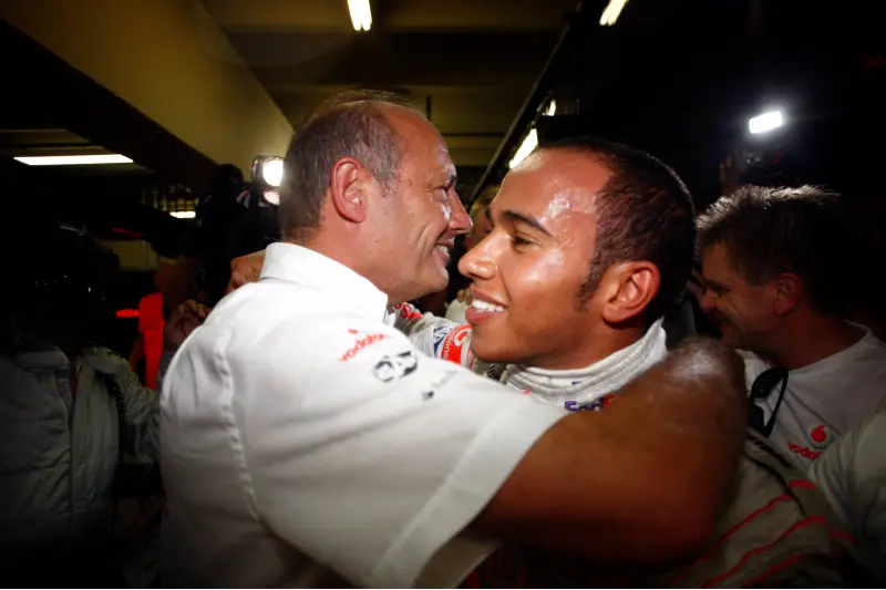 Aunque Lewis Hamilton ganó el campeonato de pilotos en 2008, McLaren no pudo serlo en el de Constructores - Twitter @McLarenF1