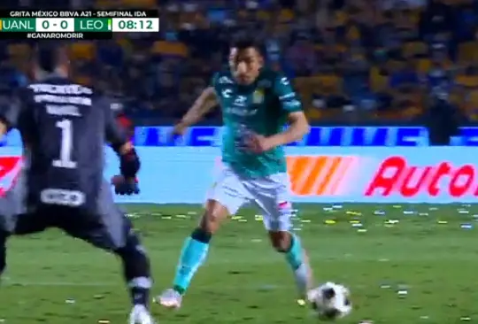 Offside de Ángel Mena salva la falta de Nahuel Guzmán