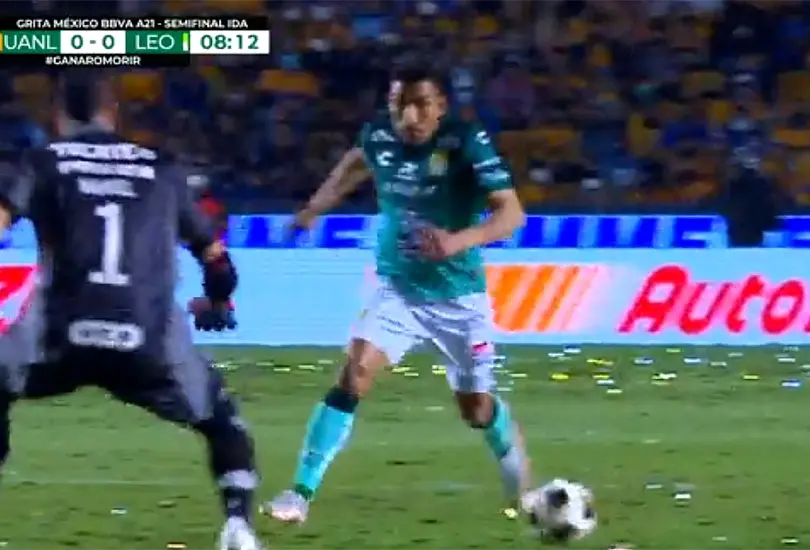 Offside de &Aacute;ngel Mena salva la falta de Nahuel Guzm&aacute;n