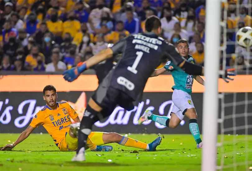 El golazo de Jean Meneses que refleja el handicap del Tigres vs Le&oacute;n