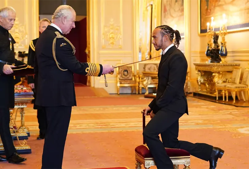 &iquest;Por qu&eacute; Lewis Hamilton fue nombrado caballero?