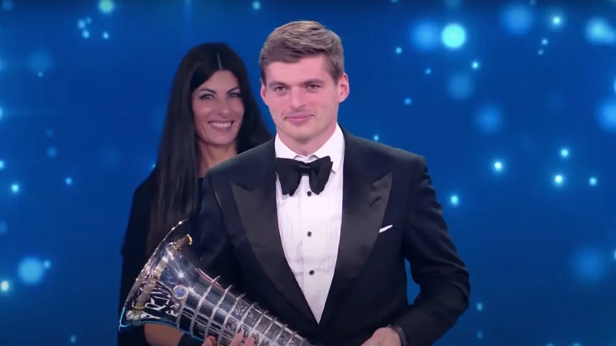 Max Verstappen posa con el título de F1 - YouTube