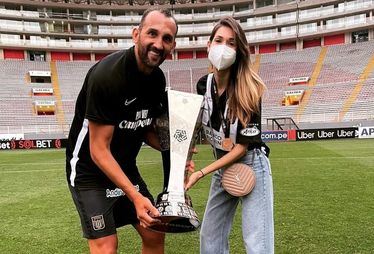 El flamante campeón con Alianza Lima y su esposa Giuli Cunha le regalaron un departamento a María Allcca. Foto: Instagram @giulicunha