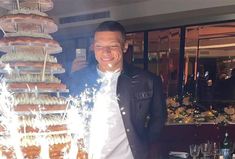 Mbappé festeja su cumpleaños con broma incluida y un par de ausencias Mbappé festeja su cumpleaños con broma incluida y un par de ausencias
