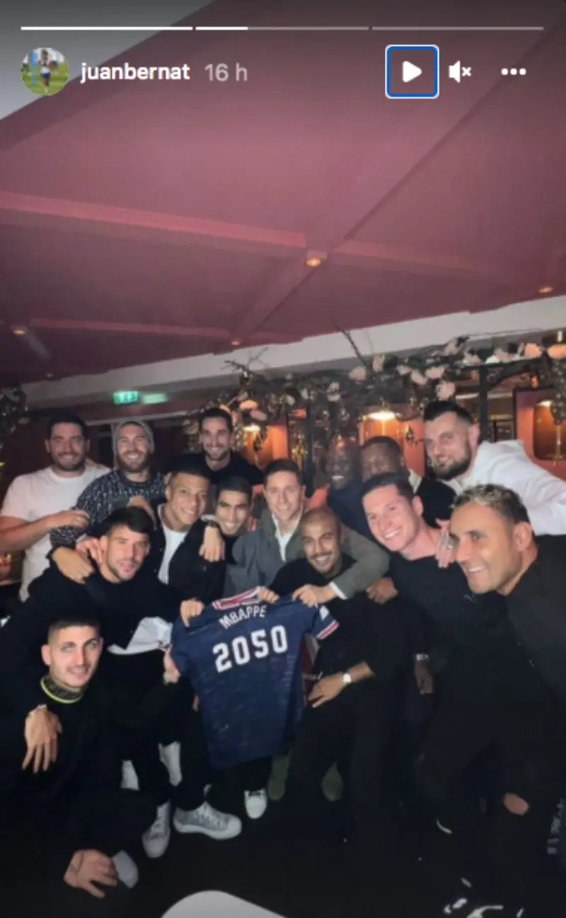 Este fue el jersey de 'broma' que le regalaron sus compañeros del PSG.
