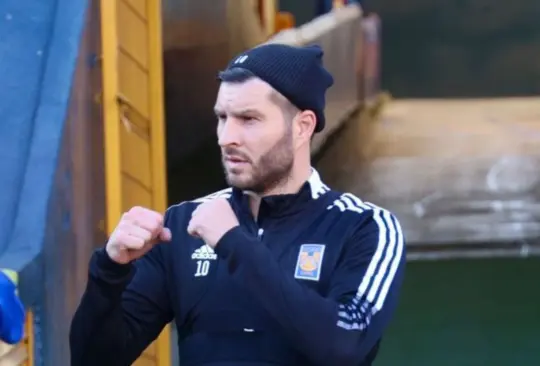 Gignac presume fotografía con Saúl Canelo Álvarez