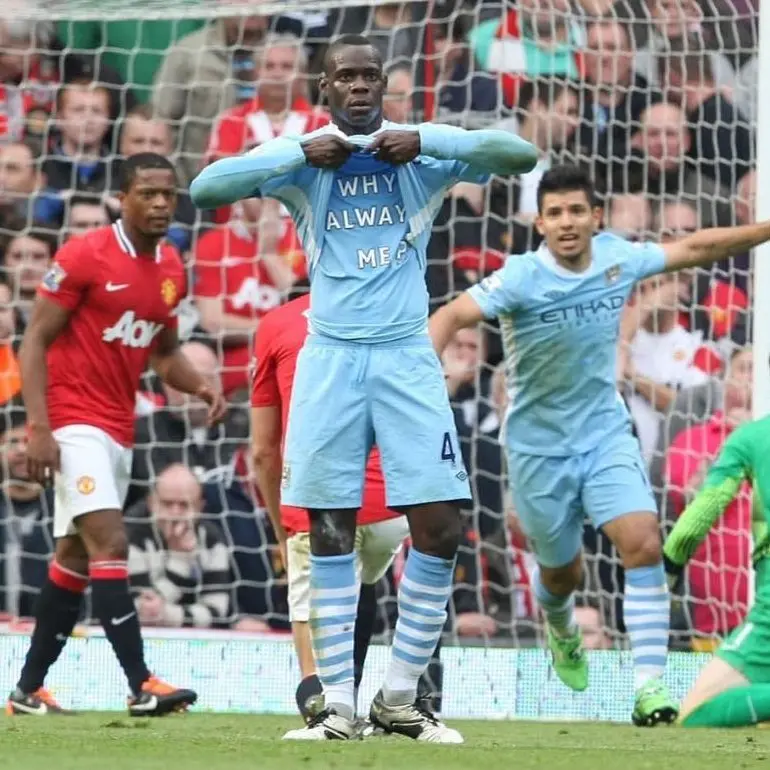Balotelli celebrando ante el United - @mb459