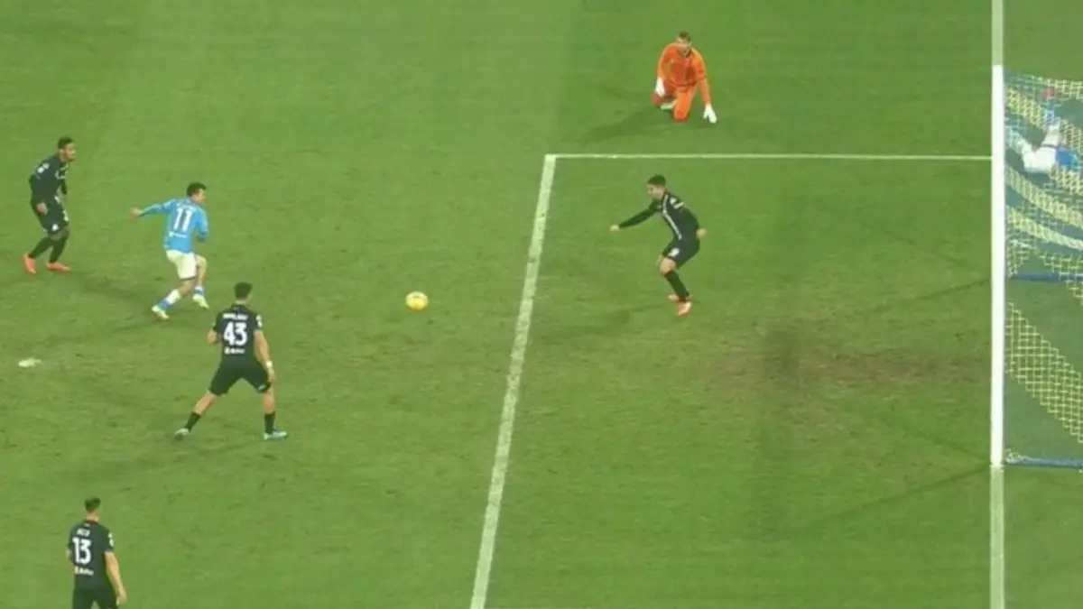 Chucky Lozano falló un gol fácil que pudo ayudar al Napoli - Captura de pantalla