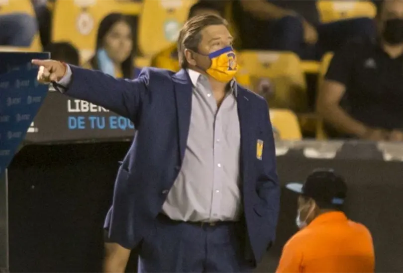 Afición señala al Piojo Herrera como el culpable de la eliminación de Tigres Afición señala al Piojo Herrera como el culpable de la eliminación de Tigres