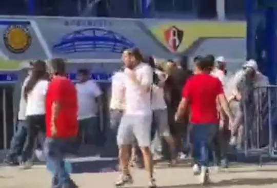 ¡Una locura! Golpes y balazos afuera del estadio Jalisco por boletos para la final