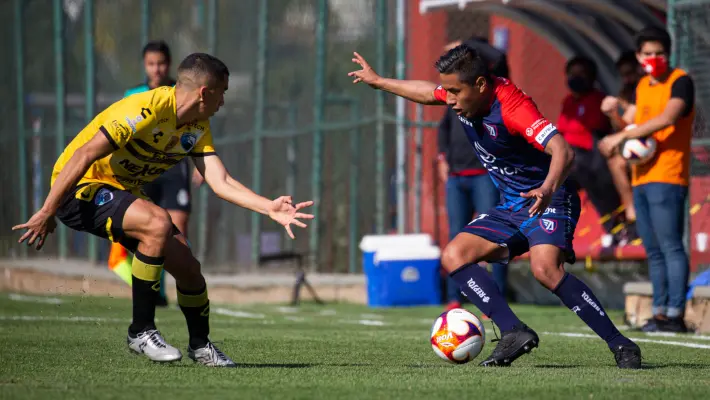 ¡Cayó redondito! Alburean a narrador de TUDN en plena transmisión ¡Cayó redondito! Alburean a narrador de TUDN en plena transmisión