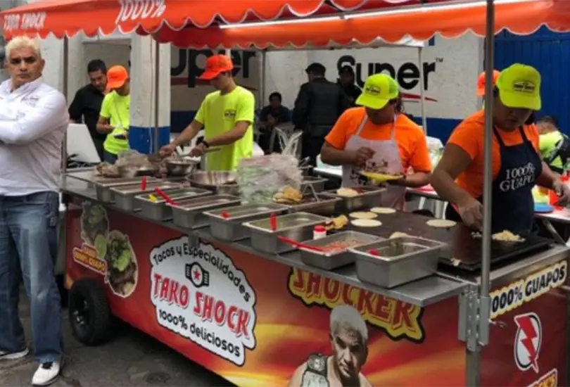Shocker: casi cincuent&oacute;n, divorciado, 999% guapo y vendiendo tacos