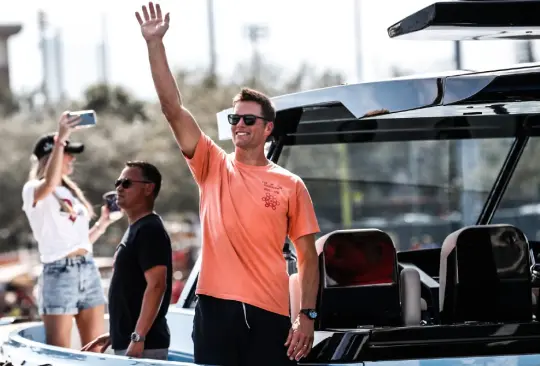 Brady es captado aparentemente ebrio en su millonario barco durante festejos Brady es captado aparentemente ebrio en su millonario barco durante festejos
