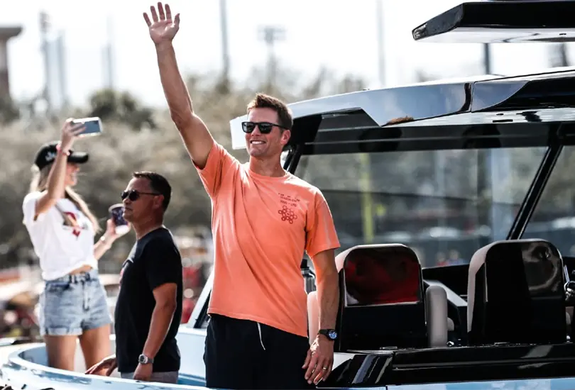 Brady es captado aparentemente ebrio en su millonario barco durante festejos Brady es captado aparentemente ebrio en su millonario barco durante festejos