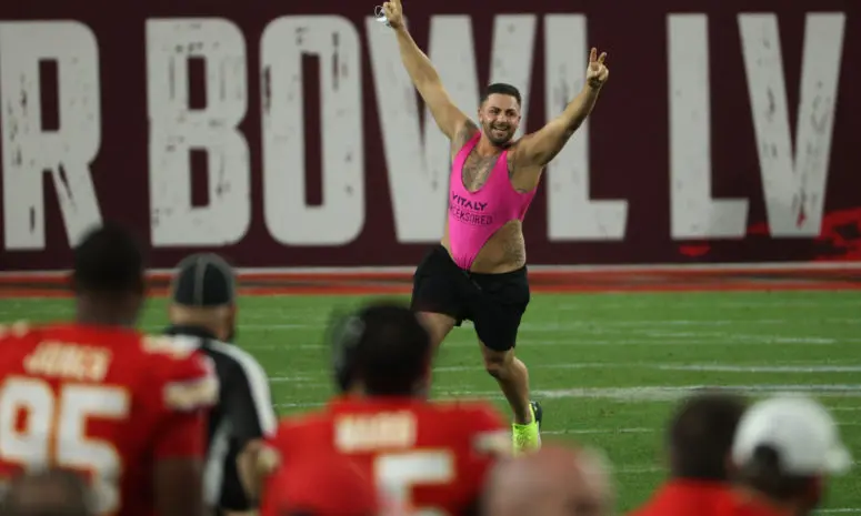 El espontáneo del Super Bowl gastará su dinero en ¡UNA JIRAFA! El espontáneo del Super Bowl gastará su dinero en ¡UNA JIRAFA!