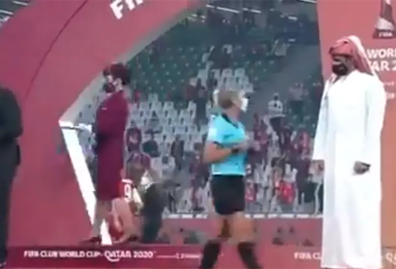 Jeque de Qatar niega el saludo a dos árbitras en el Mundial de Clubes Jeque de Qatar niega el saludo a dos árbitras en el Mundial de Clubes