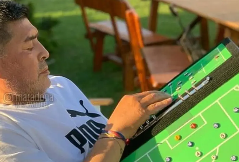 A Maradona le pon&iacute;an pastillas en su cerveza para que no jodiera toda la noche