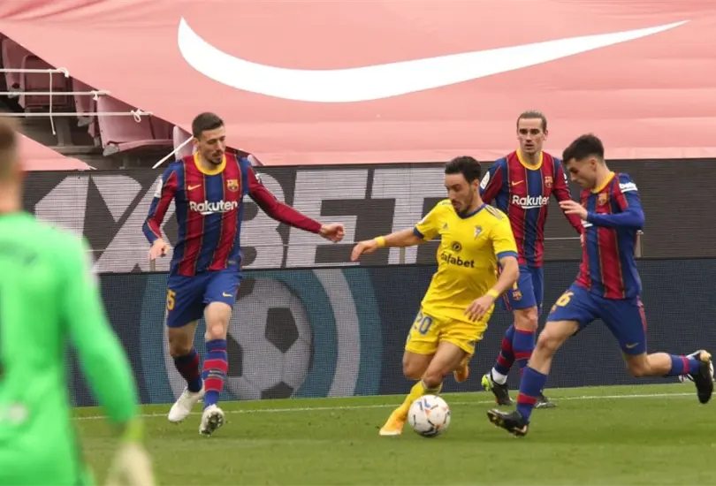 Barcelona empata ante el C&aacute;diz y se aleja del liderato; Lenglet es criticado