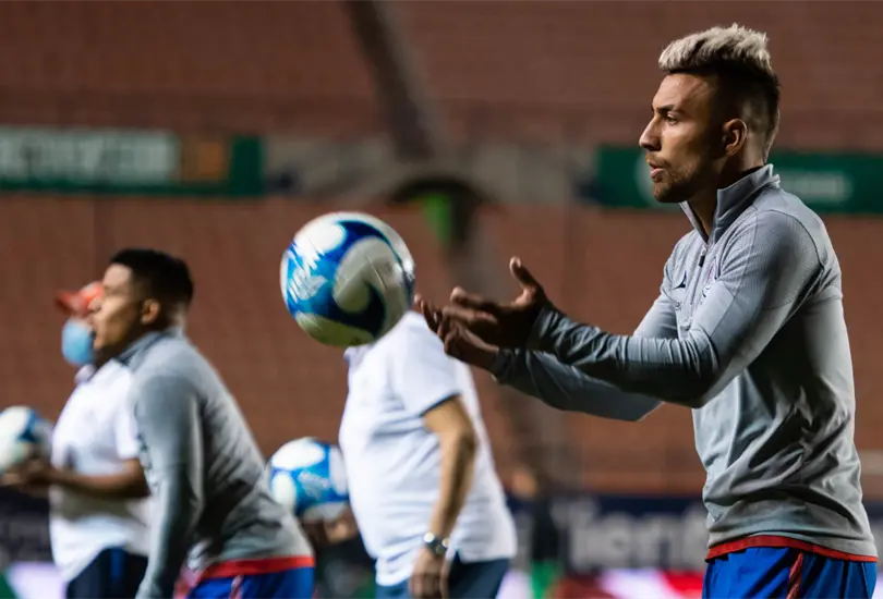 No habr&aacute; sanci&oacute;n en supuesto caso de racismo; San Luis y Santos responden