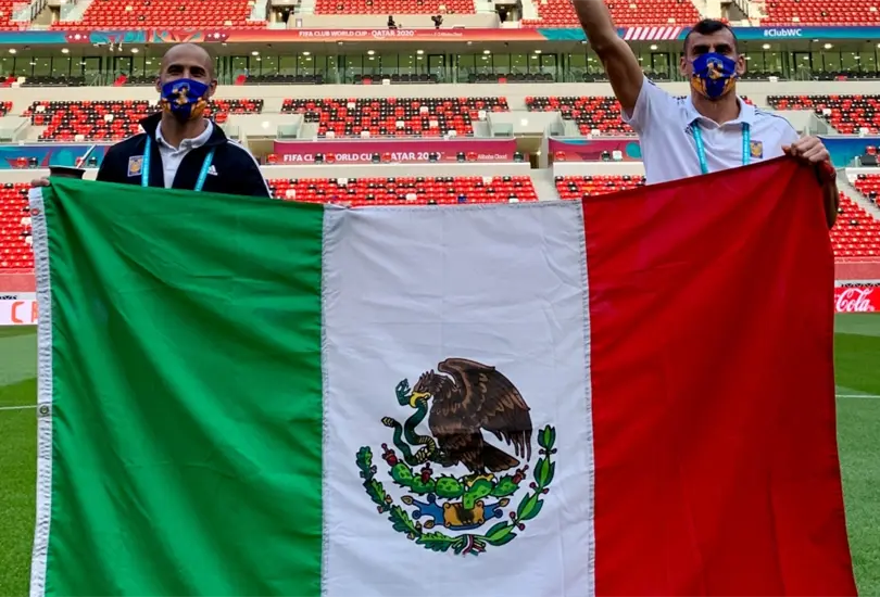 Lo que uste diga, patrón: Nahuel y Guido posan con la bandera de México Lo que uste diga, patrón: Nahuel y Guido posan con la bandera de México