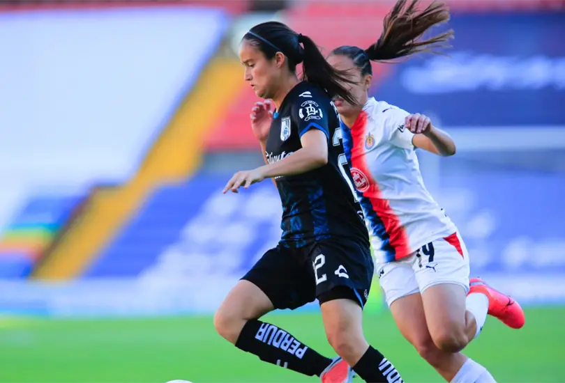 La patada de Carolina Jaramillo a Jazmín Enrigue al finalizar el Gallos vs Chivas La patada de Carolina Jaramillo a Jazmín Enrigue al finalizar el Gallos vs Chivas