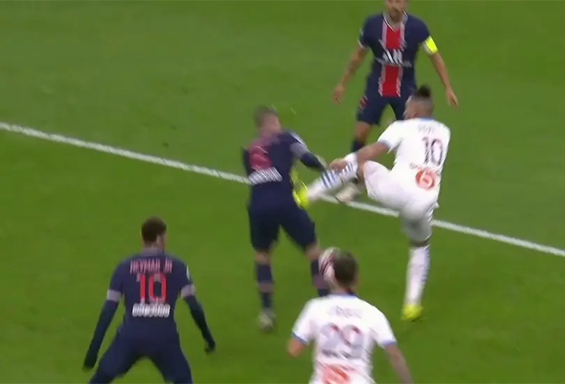 Payet pierde la cabeza en el Cl&aacute;sico de Francia y da patada criminal
