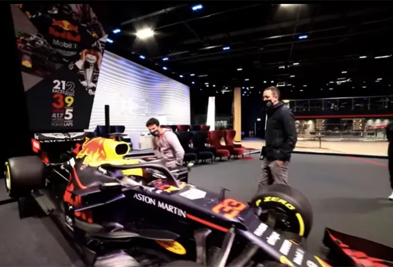 Checo Pérez muestra los secretos de Red Bull en un tour por sus instalaciones Checo Pérez muestra los secretos de Red Bull en un tour por sus instalaciones