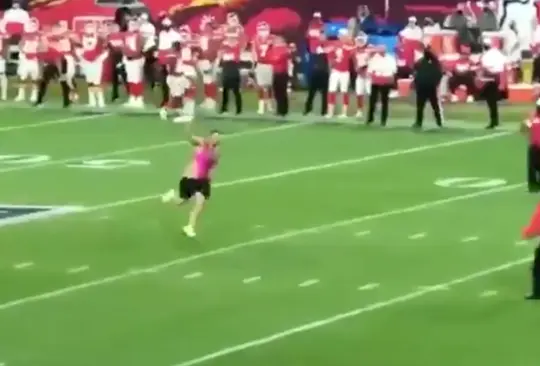 ¿Fue plan con maña? Espontáneo gana apuesta por entrar a la cancha en el Super Bowl LV