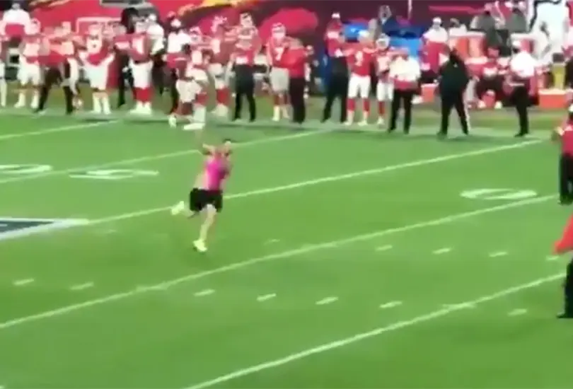 &iquest;Fue plan con ma&ntilde;a? Espont&aacute;neo gana apuesta por entrar a la cancha en el Super Bowl LV
