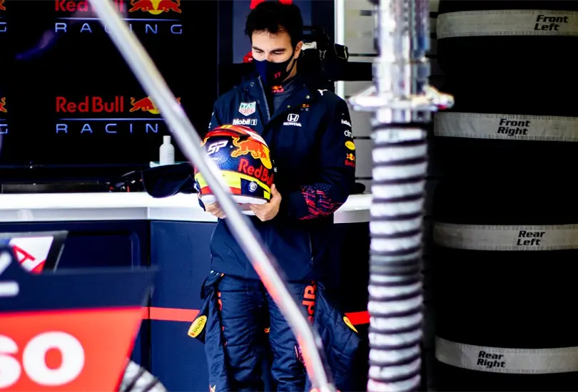 Checo P&eacute;rez confirma que recibi&oacute; primera dosis de vacuna contra Covid-19