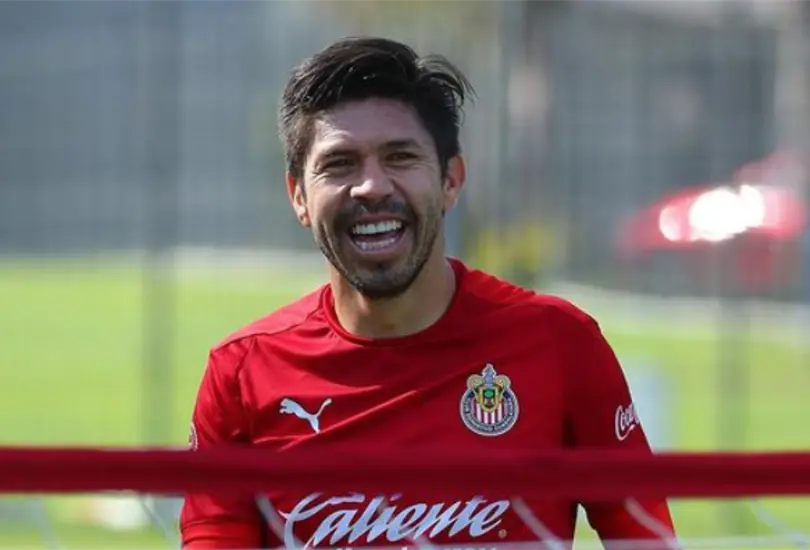 Oribe Peralta est&aacute; robando en Chivas: Bofo Bautista