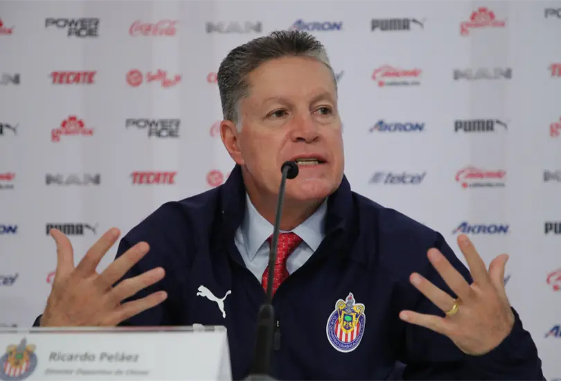 Pel&aacute;ez manda mensaje a jugadores y afici&oacute;n de Chivas; &iquest;present&oacute; su renuncia?