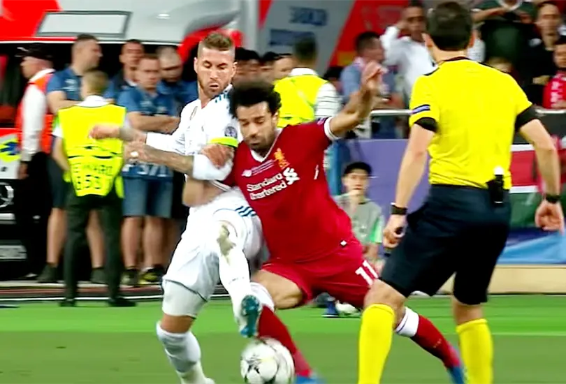 Mohamed Salah ni va a acercarse a Sergio Ramos, dice Roberto Carlos