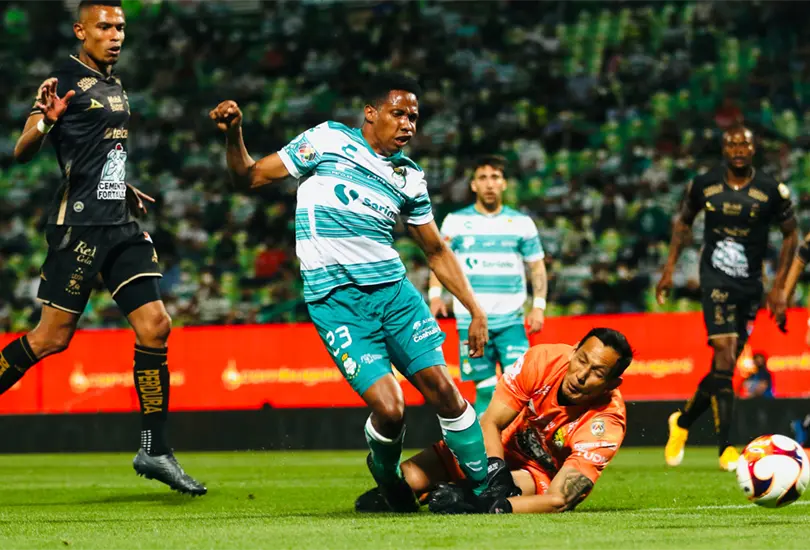 ¿Robo? VAR y el árbitro le niegan un penal clarísimo a Santos ¿Robo? VAR y el árbitro le niegan un penal clarísimo a Santos