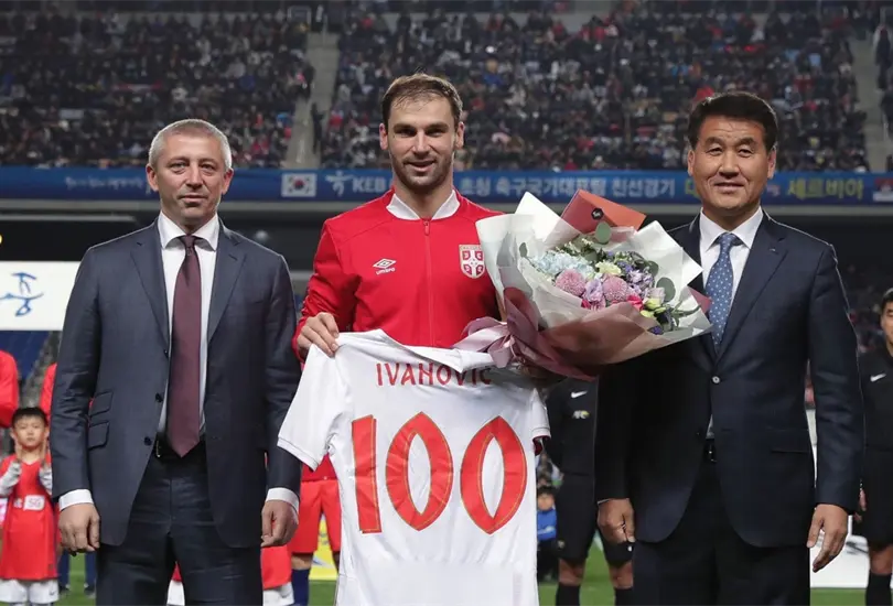 Tras acusaciones de asesinato, renuncia el presidente de la Federaci&oacute;n Serbia de Futbol