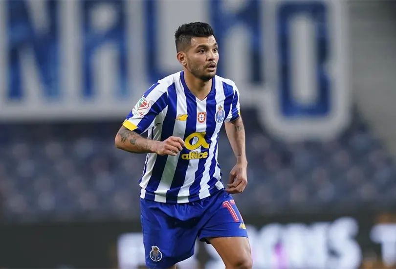 Tecatito Corona est&aacute; en la &oacute;rbita de un hist&oacute;rico de la Premier League