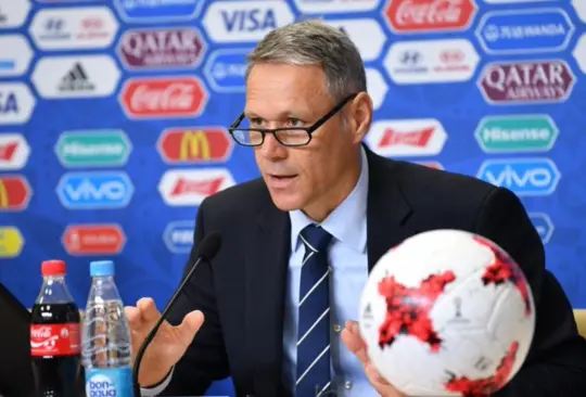 Van Basten propone eliminar la regla del fuera de juego Van Basten propone eliminar la regla del fuera de juego