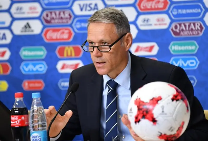 Van Basten propone eliminar la regla del fuera de juego