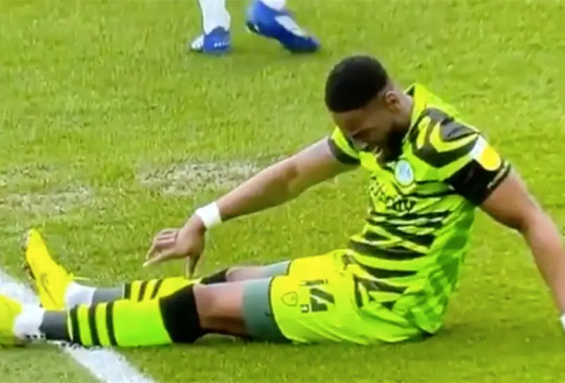 La terrible lesión que sufrió un futbolista en la Cuarta División de Inglaterra La terrible lesión que sufrió un futbolista en la Cuarta División de Inglaterra