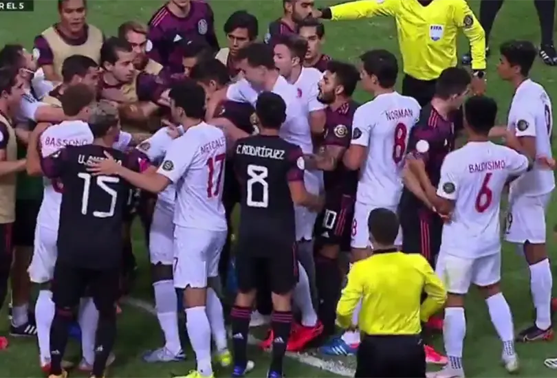 ¡Se calentaron! Jugadores de México y Canadá se manotean y dejan dos amonestados ¡Se calentaron! Jugadores de México y Canadá se manotean y dejan dos amonestados