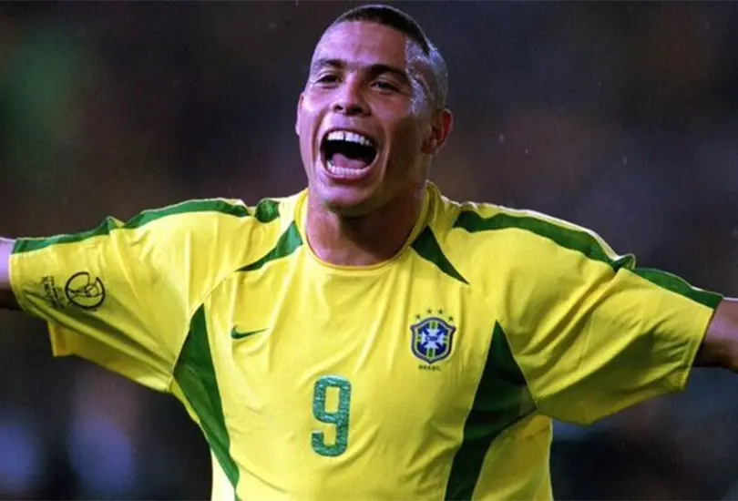 Ronaldo pide disculpas a las mam&aacute;s por su peinado del 2002