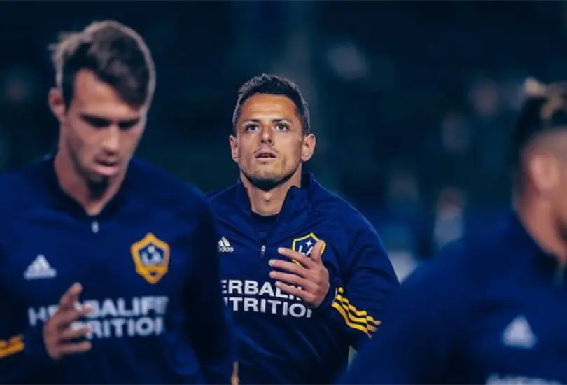 Chicharito no tiene qui&eacute;n lo surta de balones, lo defiende Cuauht&eacute;moc Blanco